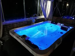 Amazing Chalet with Private Garden, Hot Tub, Sauna, Great Location by