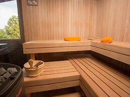 Amazing Chalet with Private Garden, Hot Tub, Sauna, Great Location by