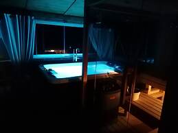 Amazing Chalet with Private Garden, Hot Tub, Sauna, Great Location by
