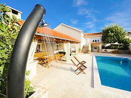 Villa in Pridraga With Pool and Five Person