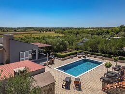 Modern Countryside Villa Near the Sea, Private Swimming Pool, Lovely G