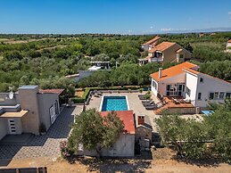 Modern Countryside Villa Near the Sea, Private Swimming Pool, Lovely G