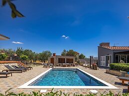 Modern Countryside Villa Near the Sea, Private Swimming Pool, Lovely G