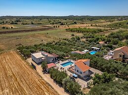 Modern Countryside Villa Near the Sea, Private Swimming Pool, Lovely G