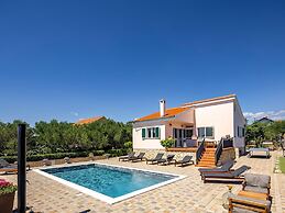 Modern Countryside Villa Near the Sea, Private Swimming Pool, Lovely G
