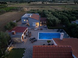 Modern Countryside Villa Near the Sea, Private Swimming Pool, Lovely G