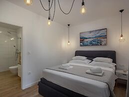 Modern Countryside Villa Near the Sea, Private Swimming Pool, Lovely G