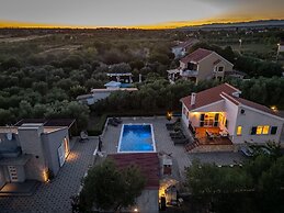 Modern Countryside Villa Near the Sea, Private Swimming Pool, Lovely G