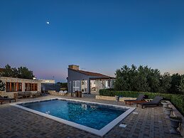 Modern Countryside Villa Near the Sea, Private Swimming Pool, Lovely G