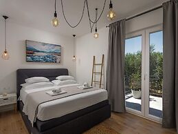 Modern Countryside Villa Near the Sea, Private Swimming Pool, Lovely G