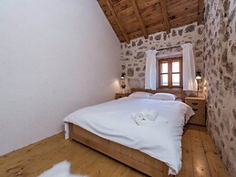 Cozy Holiday Home With Garden in Starigrad