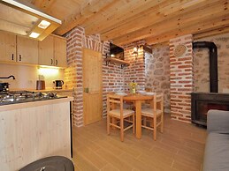 Cozy Holiday Home With Garden in Starigrad