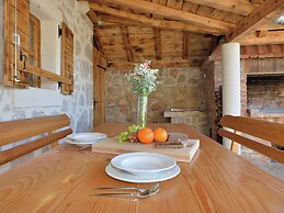 Cozy Holiday Home With Garden in Starigrad