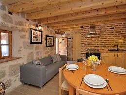 Cozy Holiday Home With Garden in Starigrad