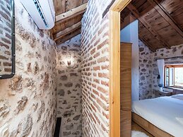 Cozy Holiday Home With Garden in Starigrad