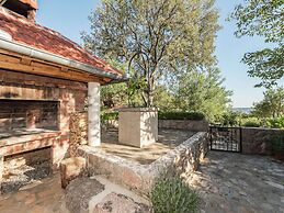 Cozy Holiday Home With Garden in Starigrad