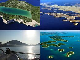 Cozy Holiday Home With Garden in Starigrad