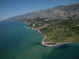 Cozy Holiday Home With Garden in Starigrad