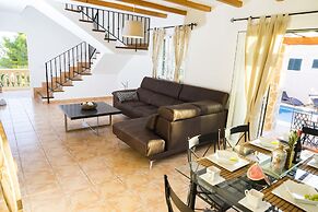 Detached House With Private Pool Near the Beach