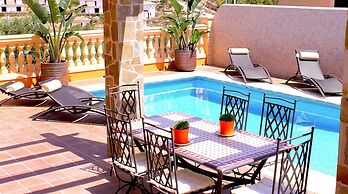 Detached House With Private Pool Near the Beach