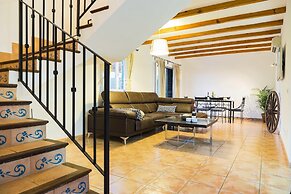 Detached House With Private Pool Near the Beach