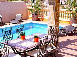 Detached House With Private Pool Near the Beach