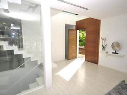 Belvilla by OYO Atzur