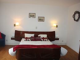 Large Cozy Cottage With Home Cinema