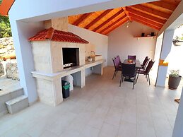 Charming Holiday Home in Cara With Swimming Pool