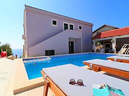 Charming Holiday Home in Cara With Swimming Pool