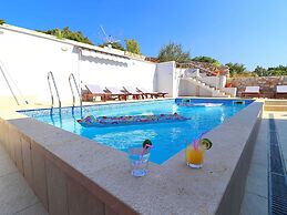 Charming Holiday Home in Cara With Swimming Pool