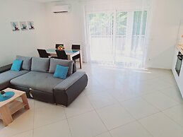 Modern Apartment in Kastel Stafilic With Fenced Garden