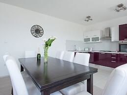 Spacious Apartment Near the Beach