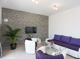 Spacious Apartment Near the Beach