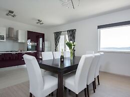 Spacious Apartment Near the Beach