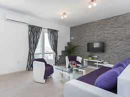 Spacious Apartment Near the Beach