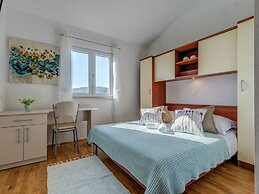 Holiday Home With Outdoor Hot Tub, Near the Sea