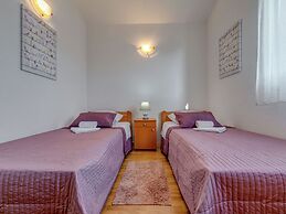 Holiday Home With Outdoor Hot Tub, Near the Sea