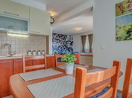 Holiday Home With Outdoor Hot Tub, Near the Sea