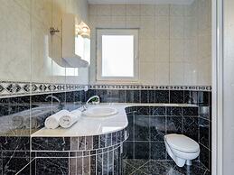 Holiday Home With Outdoor Hot Tub, Near the Sea