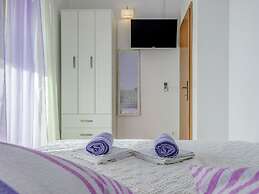 Holiday Home With Outdoor Hot Tub, Near the Sea