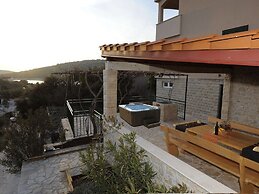 Holiday Home With Outdoor Hot Tub, Near the Sea