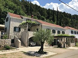 Authentic Holiday Home with Private Pool near Dubrovnik