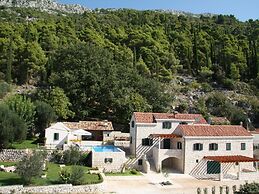 Authentic Holiday Home with Private Pool near Dubrovnik