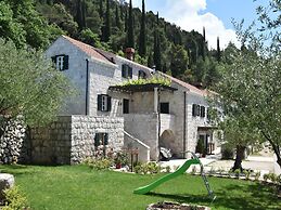 Authentic Holiday Home with Private Pool near Dubrovnik