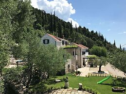 Authentic Holiday Home with Private Pool near Dubrovnik