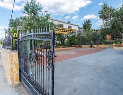 Luxurious Holiday Home in Arbanija with Hot Tub