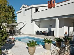Picturesque Holiday Home by the Beach