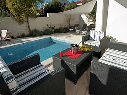 Picturesque Holiday Home by the Beach