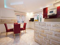Spacious Apartment in Slatine With Terrace